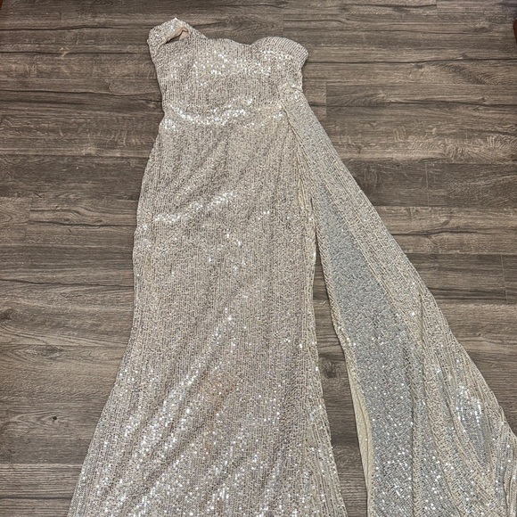 Elegant Gold Sequin One-Shoulder Dress - Picture 6 of 9